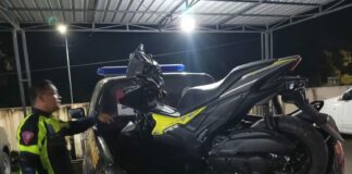 petugas kepolisian saat melakukan evakuasi kendaraan lakalantas jalan raya desa mancar./bongkah.id/Karimatul Maslahah/