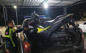 petugas kepolisian saat melakukan evakuasi kendaraan lakalantas jalan raya desa mancar./bongkah.id/Karimatul Maslahah/