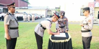 Sertijab Kasatlantas Polres Mojokerto Kota dari AKP Mulyani kepada AKP Galih Yasir Mubaroq, Selasa (10/6/2025). Bongkah.id/Tyan/