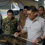 Menteri Kebudayaan Fadli Zon saat menandatangani peresmian Museum Majapahit./bongkah.id/Karimatul Maslahah/
