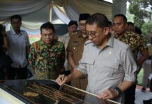 Menteri Kebudayaan Fadli Zon saat menandatangani peresmian Museum Majapahit./bongkah.id/Karimatul Maslahah/