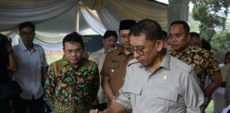 Menteri Kebudayaan Fadli Zon saat menandatangani peresmian Museum Majapahit./bongkah.id/Karimatul Maslahah/
