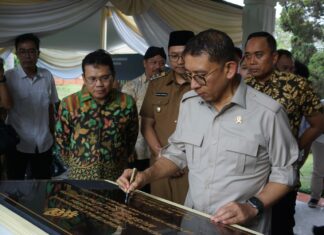 Menteri Kebudayaan Fadli Zon saat menandatangani peresmian Museum Majapahit./bongkah.id/Karimatul Maslahah/