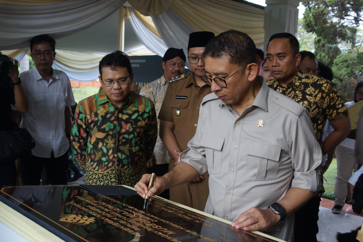 1000808533 Menteri Kebudayaan Fadli Zon saat menandatangani peresmian Museum Majapahit./bongkah.id/Karimatul Maslahah/