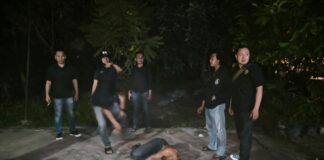 Pelaku pembunuhan di Jember saat diamankan anggota Satreskrim Polres Jember.