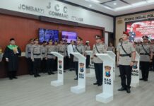 Kapolres Jombang saat memimpin upacara Sertijab diruang JCC Polres Jombang./bongkah.id/Karimatul Maslahah/