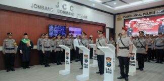 Kapolres Jombang saat memimpin upacara Sertijab diruang JCC Polres Jombang./bongkah.id/Karimatul Maslahah/