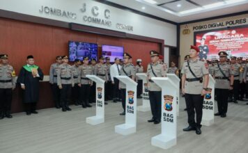 Kapolres Jombang saat memimpin upacara Sertijab diruang JCC Polres Jombang./bongkah.id/Karimatul Maslahah/