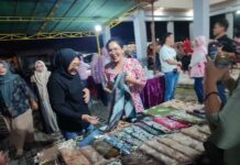 Anggota DPR RI Komisi VI Sadarestuwati (kiri) dan Rieke Diah Pitaloka membeli kain batik saat bulan Karno di Balai Desa Plandi Kabupaten Jombang, Rabu (11/6/2025) malam. Bongkah.id/Karimatul Maslahah/