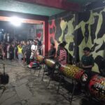WNA asal Spanyol berjoget riang sambil diiringi musik patrol di kawasan Wetan Pasar Tanjung, Kelurahan Kepatihan, Kecamatan Kaliwates, Jember, pada Rabu malam (11/6/2025). Bongkah.id/Muhammad Hatta/