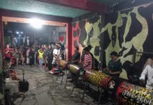 WNA asal Spanyol berjoget riang sambil diiringi musik patrol di kawasan Wetan Pasar Tanjung, Kelurahan Kepatihan, Kecamatan Kaliwates, Jember, pada Rabu malam (11/6/2025). Bongkah.id/Muhammad Hatta/