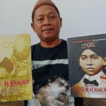 Pemerhati Sejarah di Jombang saat menunjukkan buku Ida Ayu Nyoman Rai Ibu Bangsa dan Candradimuka./bongkah.id/Karimatul Maslahah/