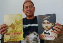 Pemerhati Sejarah di Jombang saat menunjukkan buku Ida Ayu Nyoman Rai Ibu Bangsa dan Candradimuka./bongkah.id/Karimatul Maslahah/