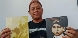 Pemerhati Sejarah di Jombang saat menunjukkan buku Ida Ayu Nyoman Rai Ibu Bangsa dan Candradimuka./bongkah.id/Karimatul Maslahah/