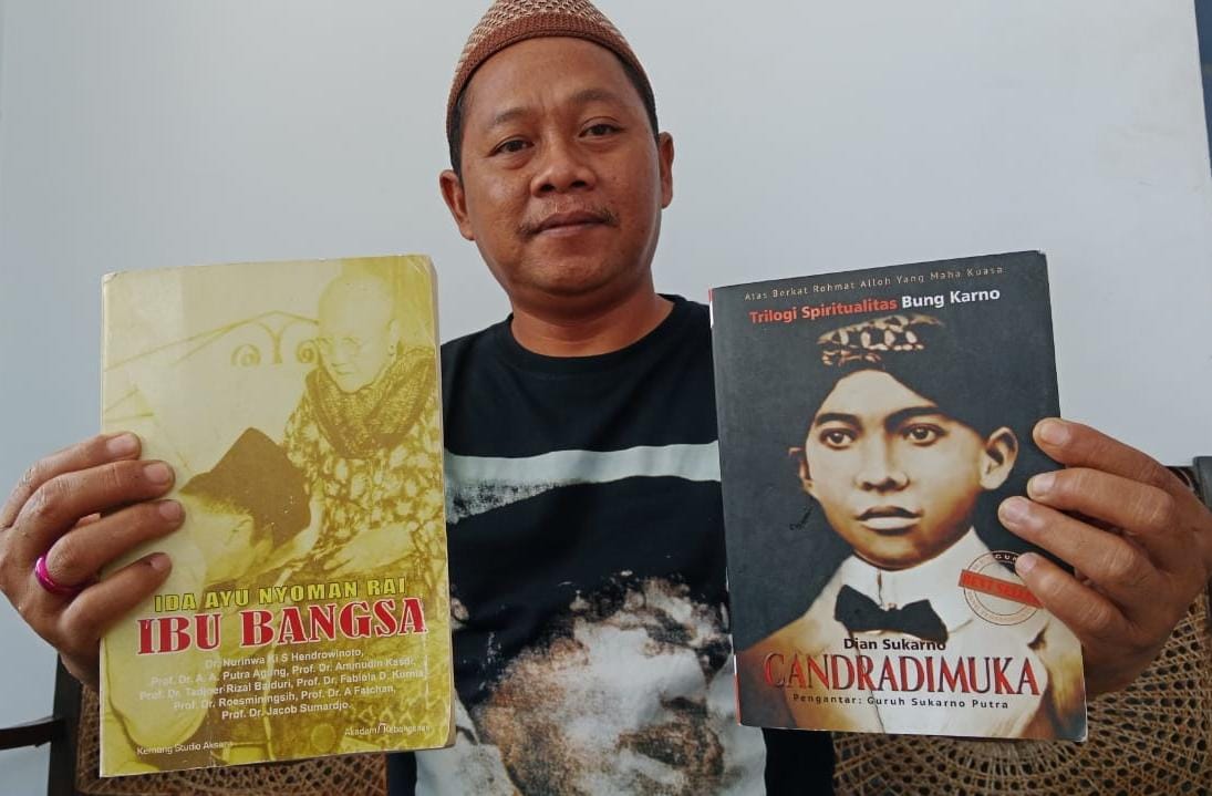 1000812490 Pemerhati Sejarah di Jombang saat menunjukkan buku Ida Ayu Nyoman Rai Ibu Bangsa dan Candradimuka./bongkah.id/Karimatul Maslahah/