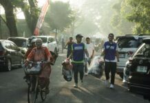 Spogomi, olahraga asal Jepang yang memadukan aktivitas fisik dan aksi memungut sampah.