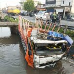 Truk muatan ayam potong terguling dan masuk sungai Perak Jombang./bongkah.id/Karimatul Maslahah/