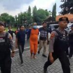 Pelaku saat diamankan oleh anggota satreskrim polres Jombang./bongkah.id/Karimatul Maslahah/