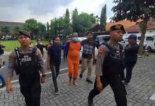 Pelaku saat diamankan oleh anggota satreskrim polres Jombang./bongkah.id/Karimatul Maslahah/