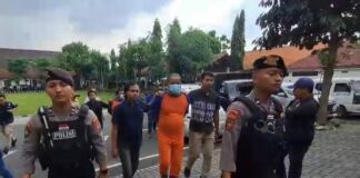 Pelaku saat diamankan oleh anggota satreskrim polres Jombang./bongkah.id/Karimatul Maslahah/