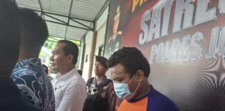 pelaku pencuri dompet di mie gacoan Jombang usai diringkus polisi./bongkah.id/Karimatul Maslahah/