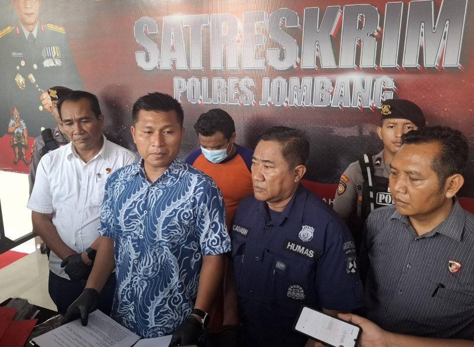1000822696 Kasatreskrim Polres Jombang AKP Margono Suhendra saat memberikan keterangan./bongkah.id/Karimatul Maslahah/