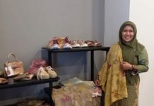 Owner Ecoprint Lisa Widyawati Saat promosikan Produknya