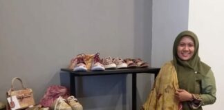 Owner Ecoprint Lisa Widyawati Saat promosikan Produknya