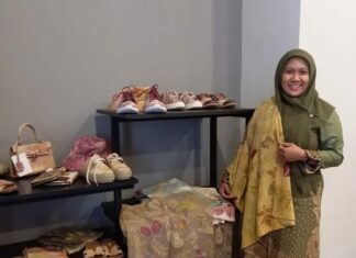 Owner Ecoprint Lisa Widyawati Saat promosikan Produknya