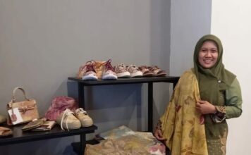 Owner Ecoprint Lisa Widyawati Saat promosikan Produknya