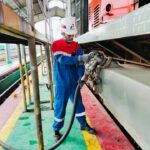 Petugas di Stasiun Saat Akan Isi BBM Bio Solar di Lokomotif Kereta Api.