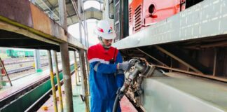 Petugas di Stasiun Saat Akan Isi BBM Bio Solar di Lokomotif Kereta Api.