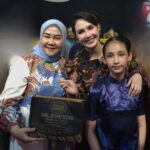 Ketua Dekranasda Jombang Yuliati Nugrahani bersama Ketua Dekranasda Jatim Arumi Bachsin./bongkah.id/Karimatul Maslahah/