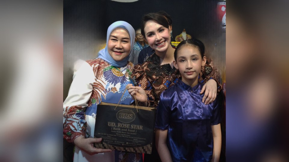 1000826128 Ketua Dekranasda Jombang Yuliati Nugrahani bersama Ketua Dekranasda Jatim Arumi Bachsin./bongkah.id/Karimatul Maslahah/