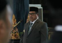 Bupati Jombang Warsubi saat melantik kepala sekolah di pendopo Kabupaten./bongkah.id/Karimatul Maslahah/