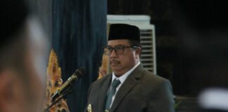Bupati Jombang Warsubi saat melantik kepala sekolah di pendopo Kabupaten./bongkah.id/Karimatul Maslahah/