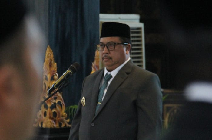 1000833888 Bupati Jombang Warsubi saat melantik kepala sekolah di pendopo Kabupaten./bongkah.id/Karimatul Maslahah/