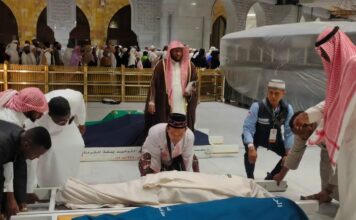 Prosesi pemakaman jemaah haji asal Jombang Imam Sucitro yang meninggal di tanah suci./bongkah.id/Karimatul Maslaha/