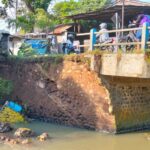 Jembatan Semanggir yang menghubungkan Kelurahan Sempusari, Kecamatan Kaliwates menuju Kecamatan Panti, Kabupaten Jember, ambles