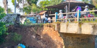 Jembatan Semanggir yang menghubungkan Kelurahan Sempusari, Kecamatan Kaliwates menuju Kecamatan Panti, Kabupaten Jember, ambles