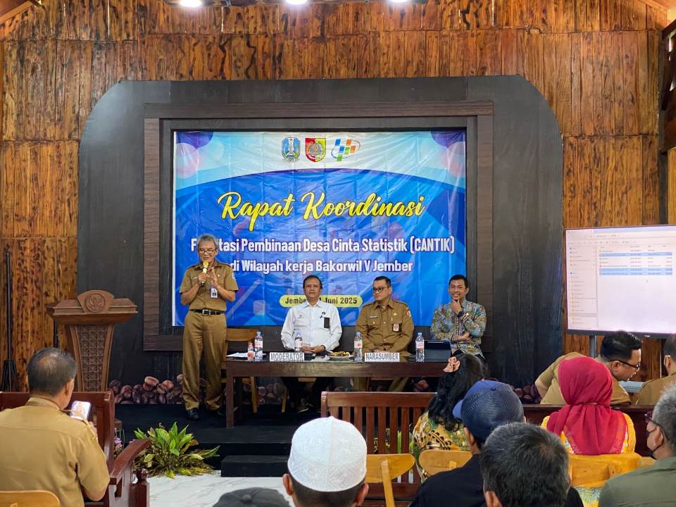 1000836307 Rapat Koordinasi Pentingnya Data Statistik, Program Desa Cantik di Jember, Selasa (24/6/2025). Bongkah.id/Muhammad Hatta/