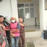 Salah satu tersangka dugaan korupsi Kapal Majapahit saat dikeler dari Kejari Kota Mojokerto, Selasa (24/6/2025). Bongkah.id/Iyo/