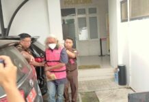 Salah satu tersangka dugaan korupsi Kapal Majapahit saat dikeler dari Kejari Kota Mojokerto, Selasa (24/6/2025). Bongkah.id/Iyo/