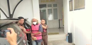 Salah satu tersangka dugaan korupsi Kapal Majapahit saat dikeler dari Kejari Kota Mojokerto, Selasa (24/6/2025). Bongkah.id/Iyo/