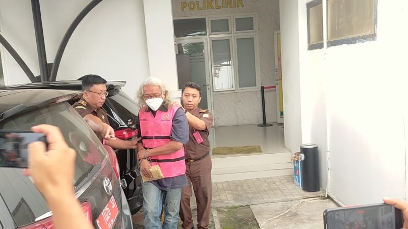 1000836441 Salah satu tersangka dugaan korupsi Kapal Majapahit saat dikeler dari Kejari Kota Mojokerto, Selasa (24/6/2025). Bongkah.id/Iyo/