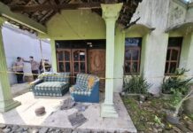 jenazah Lukman saat dievakuasi oleh petugas./bongkah.id/Karimatul Maslahah/
