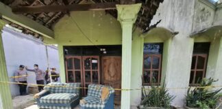 jenazah Lukman saat dievakuasi oleh petugas./bongkah.id/Karimatul Maslahah/