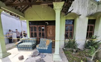 jenazah Lukman saat dievakuasi oleh petugas./bongkah.id/Karimatul Maslahah/