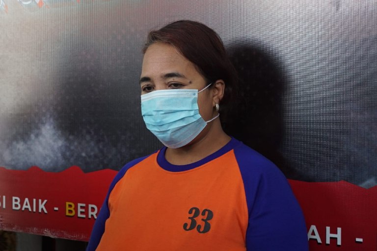 Pelaku pembunuhan di Jombang, Fauziah Priati Ningsih usai diamankan./bongkah.id/Karimatul Maslahah/