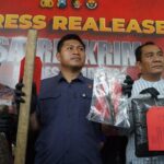 Kasatreskrim Polres Jombang AKP Margono (tengah) saat rilis pelaku pembunuhan juragan meubel yang dilakukan istrinya sendiri, Kamis (26/6/2025). Bongkah.id/Karimatul Maslahah/